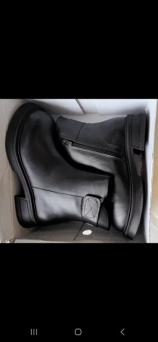 Продам новые женские ботинки