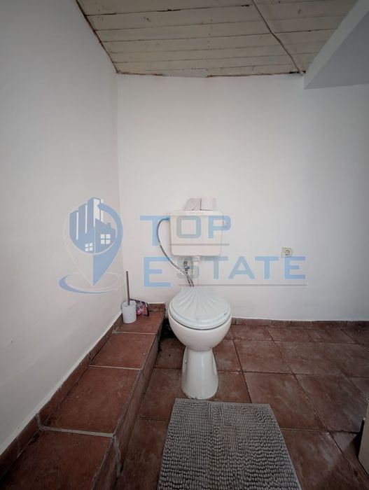 Двуетажна къща с голям двор и кладенец в село Ресен