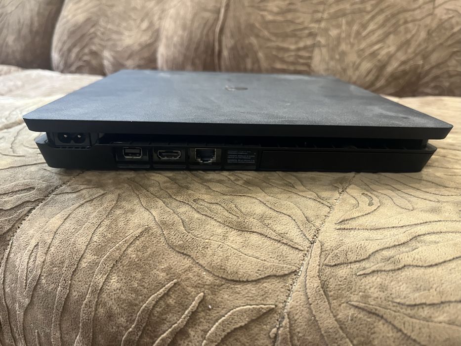 Продавам като нов Ps4