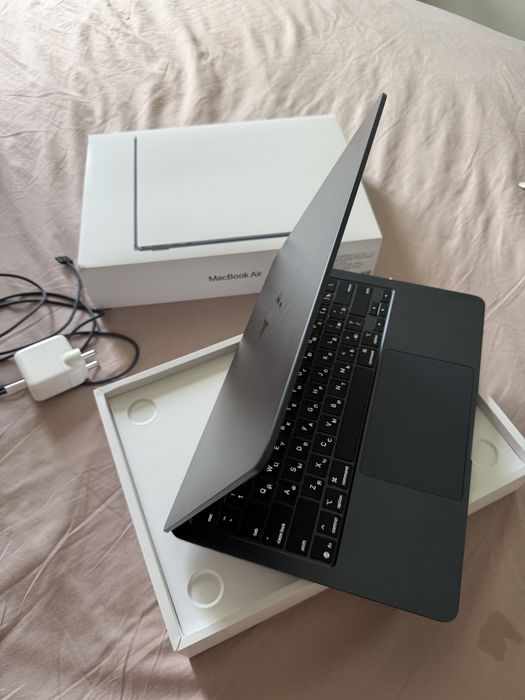 Macbook Air 13 , 2025 , 16 GB SSD 256 GB