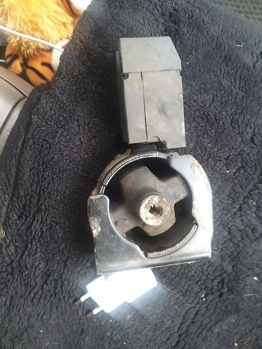 Продам подушку двигателя Тойота королла авенсис 1ZZ 3ZZ