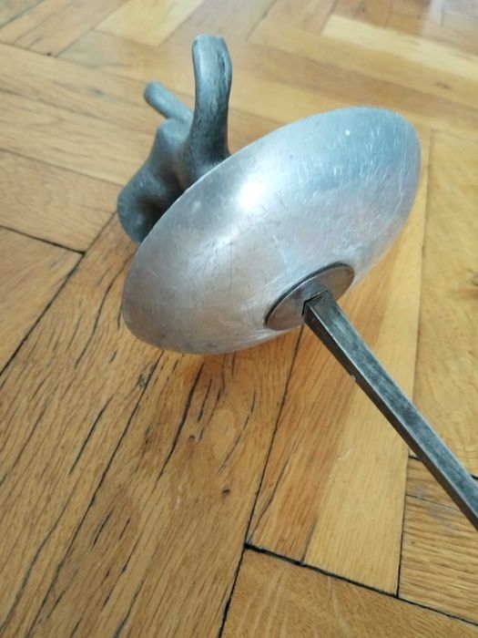 Старинна рапира, шпага, меч, сабя. Стара маска, шлем за фехтовка