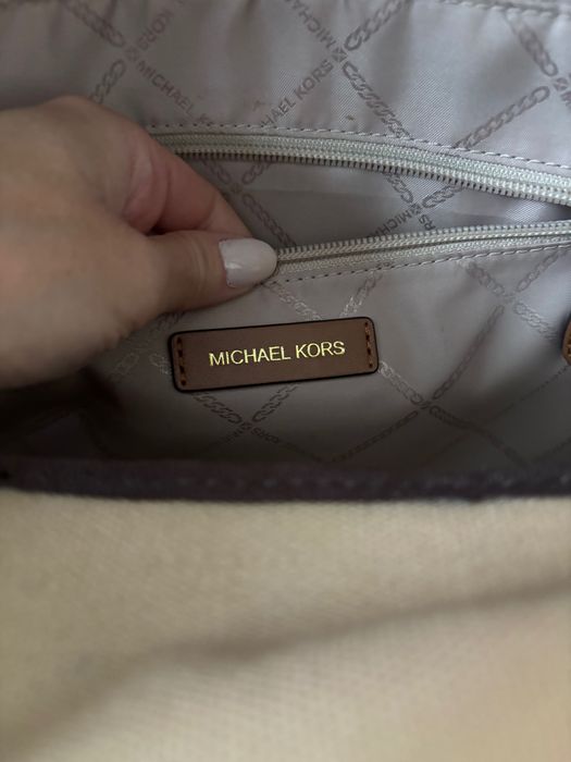 Раница Michael Kors в отлично състояние с красив дизайн