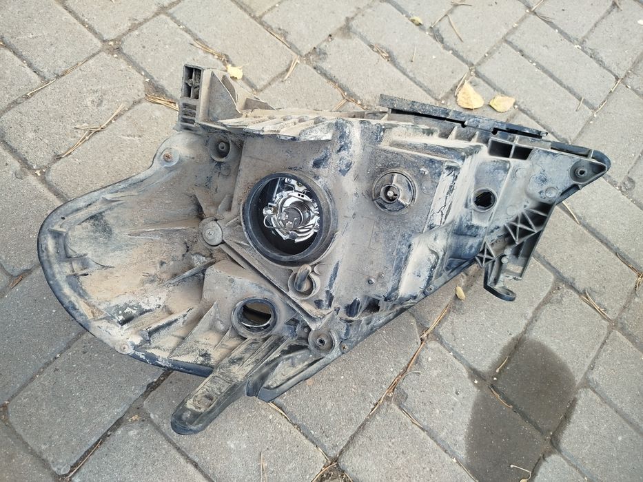 Фара Nissan Tiida