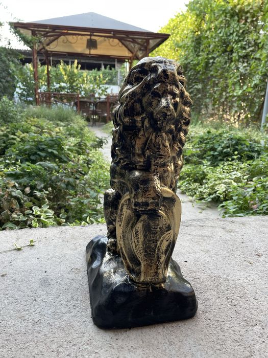 Статуэтка льва..