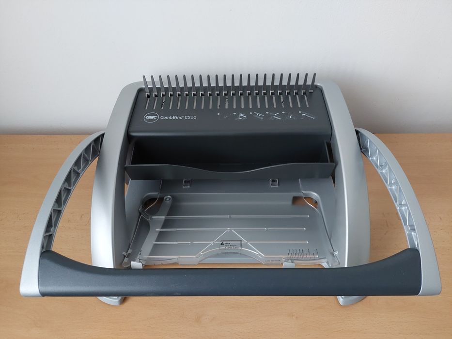 Подвързваща машина GBC CombBind C210 с пластмасови спирали