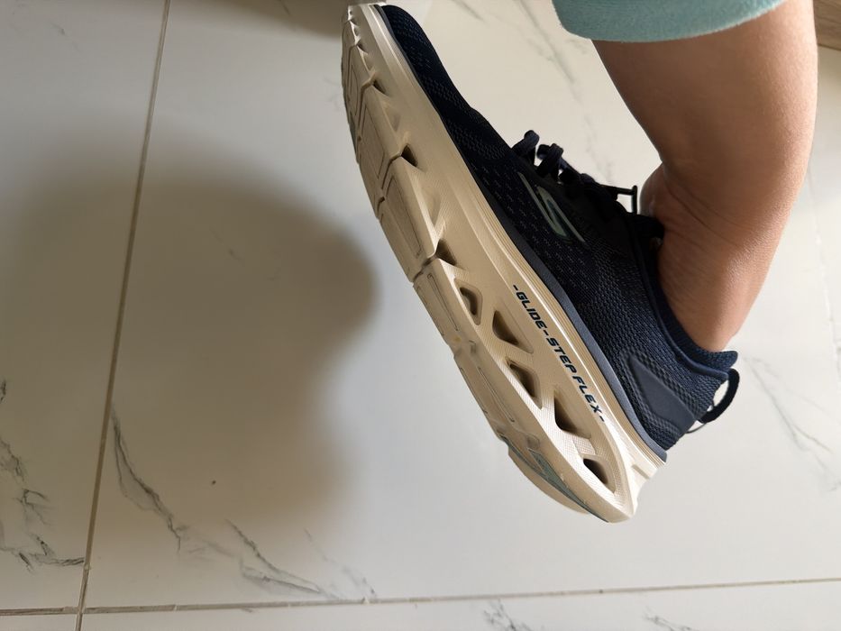 Продам кроссовки Skechers