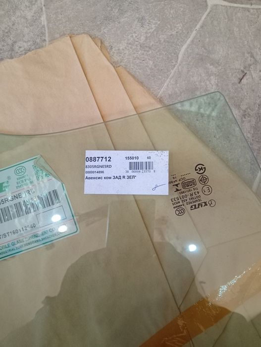 Стъкло за задна дясна врата на Тойота Авенсис 2001година.