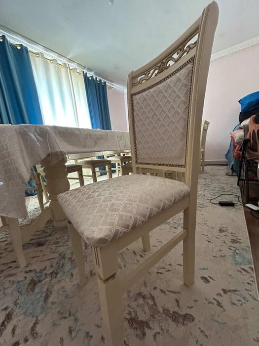 Большой обеденный стол со стульями