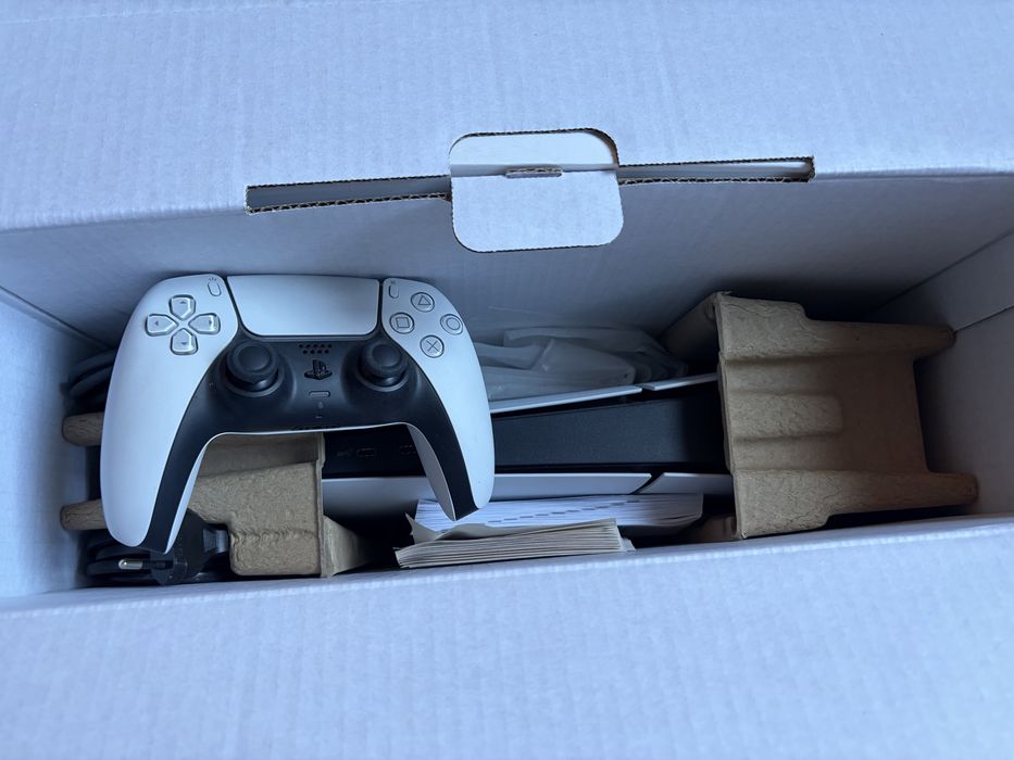 PS5 Digital Edition 825 GB - Ca nou, garanție, cutie, factură, folosit foarte putin