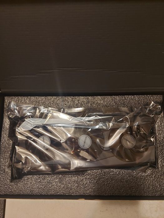 Placa video GIGABYTE GeForce RTX 3070 Ti gaming oc 8gb GDDR6X - NOUĂ / SIGILATĂ