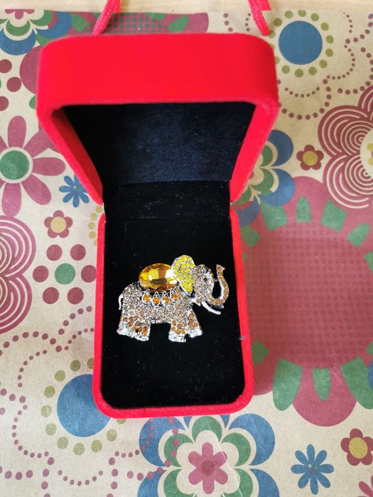 Brosa elefant noua cu pietre aurii