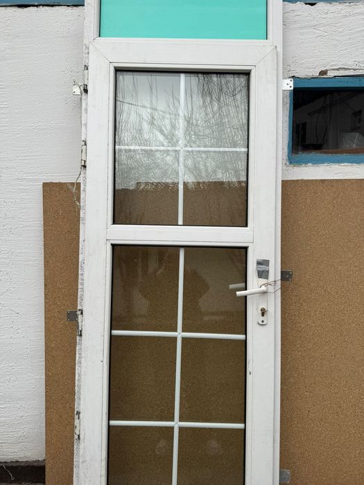 Пластиковая дверь