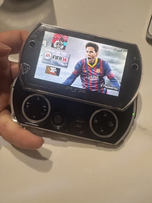Портативная приставка psp go