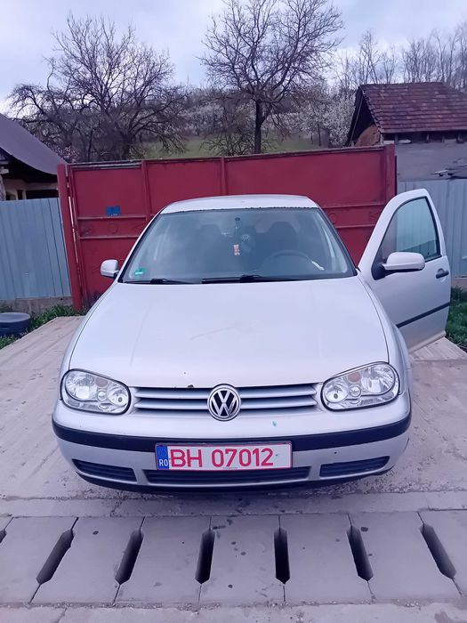 Mașină mica și ușoară de condus cu mici defecte