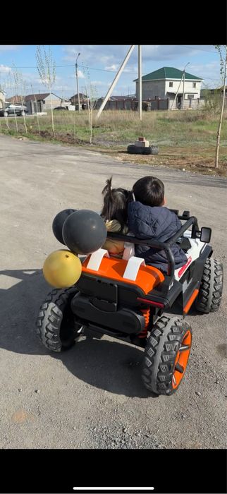 Продам детский электромобиль в стиле джипа.