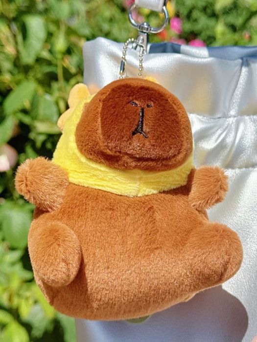Очаровательный плюшевый брелок капибара