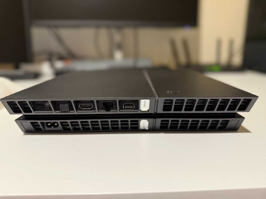 PlayStation 4 PS4 + 2 контролера + USB флашка