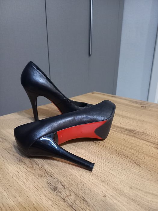 Продам женские туфли