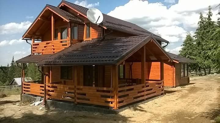 Case din lemn (grinzi chertate/structura) și mobilier gradina