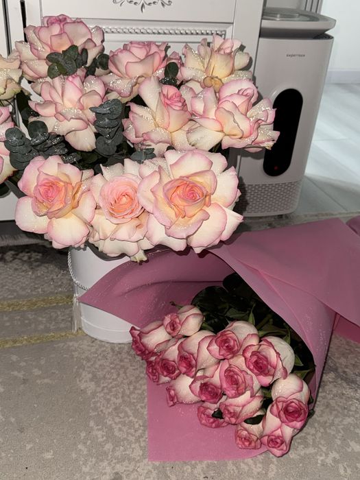 Два свежих букета роз