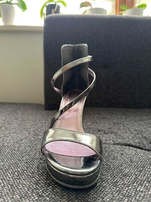 Сандали в огледално сиво