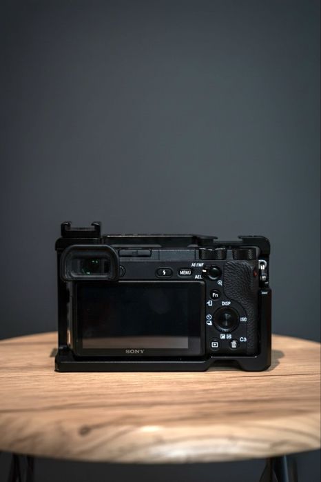Vand Sony a6500 + 8 baterii + cage smallrig