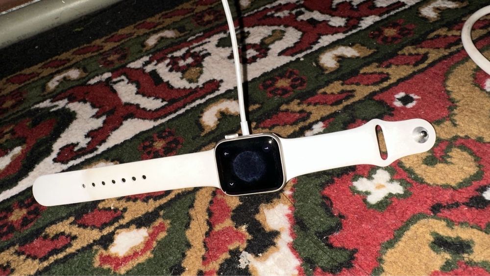 Срочно продам Aplle Watch SE серии 2025г