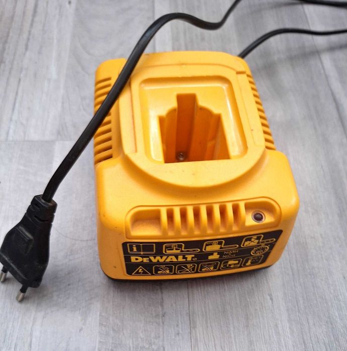 Акумулаторен комплект DeWalt 18V – 2 бр. Винтоверта DC988, Циркуляр, Зарядно и 2 Батерии