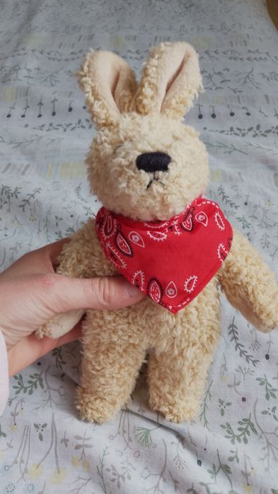 Iepuraș de pluș cu bundiță roșie