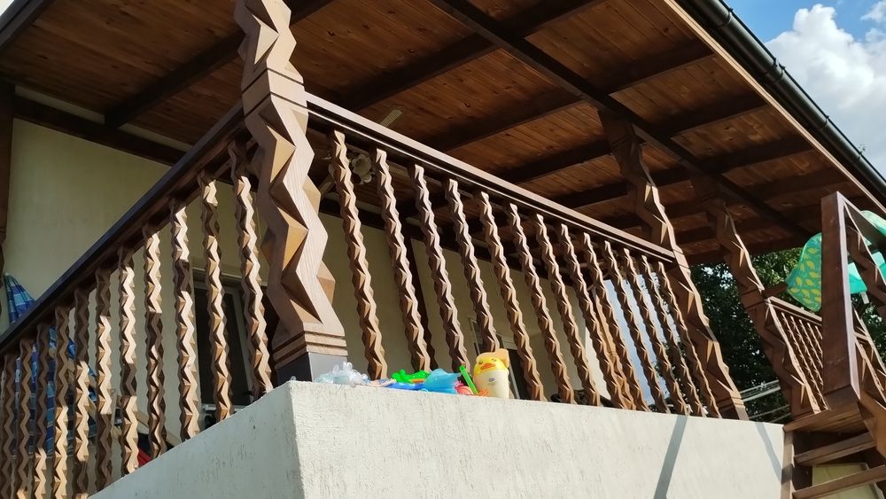 Construiesc structuri din lemn: foișoare, pergole, magazii, garaje,etc