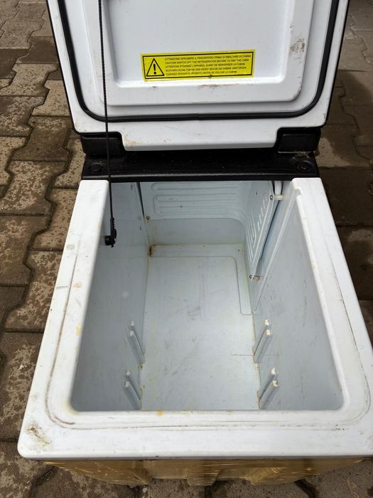 Vând frigider  mercedes MP4