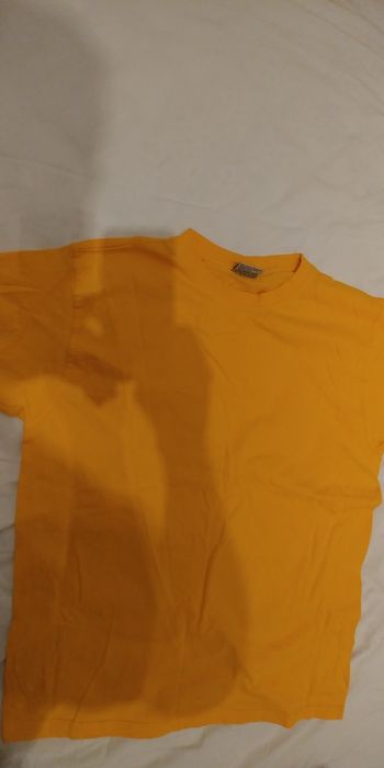 Памучна тениска с оранжев цвят.
