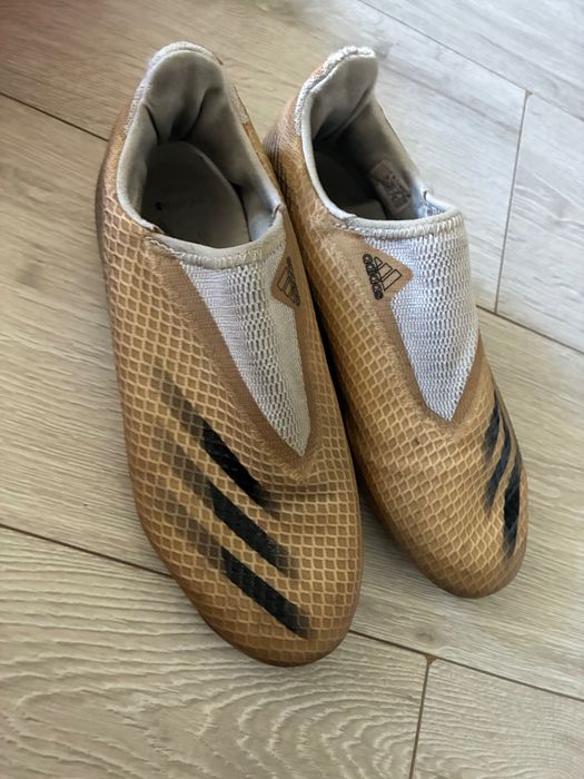 Бутонки Adidas.