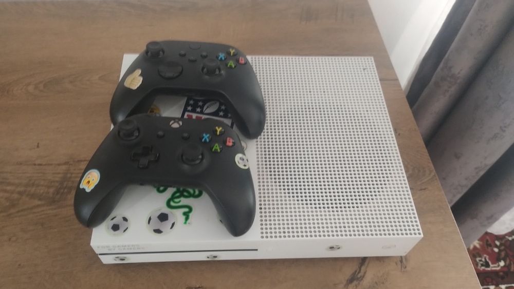 Vând Xbox one s cu doua controale