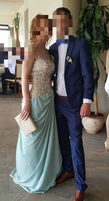 Vând rochie de ocazie cu trena , mărimea M