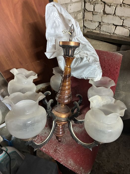 Продам надежную люстру