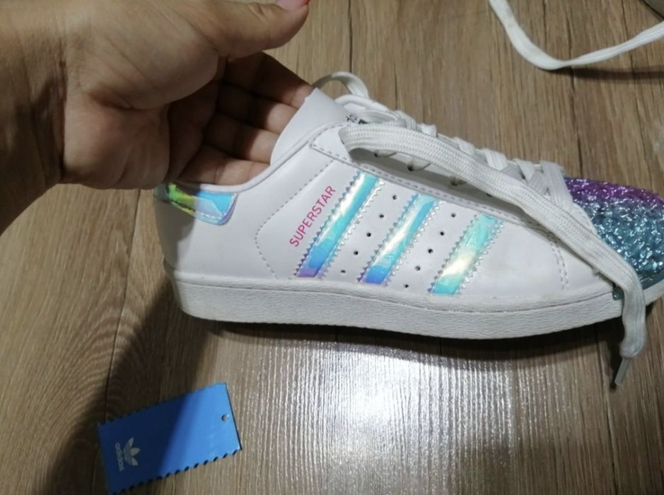 Фирменные кроссовки Adidas