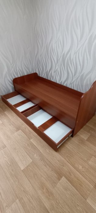 Кровать без матраса