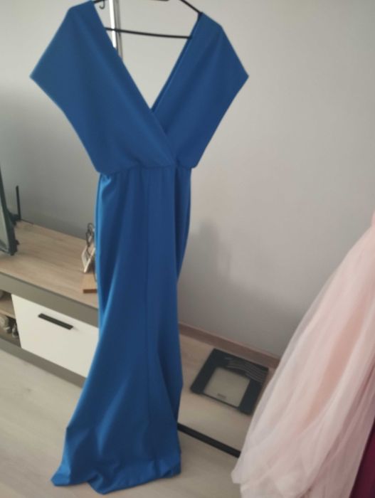 Дълга синя рокля
