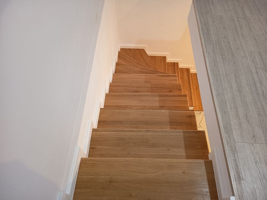 Scări, balustrade și riflaje din lemn masiv.