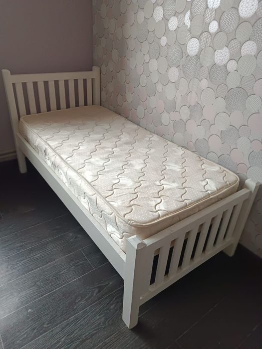Продам кровать с матрацем