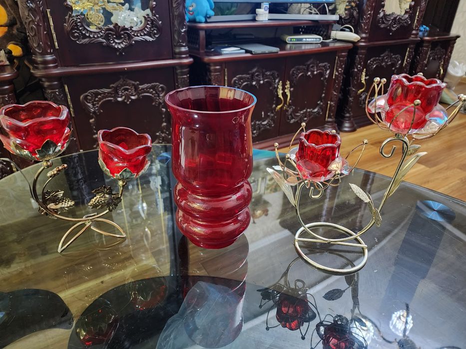 Продаю Шикарные  подсвечники и вазу отличный подарок.