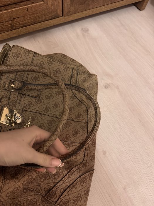 Оригинална дамска чанта Guess