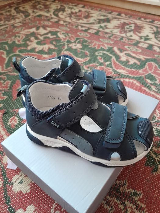 Продам босоножки новые