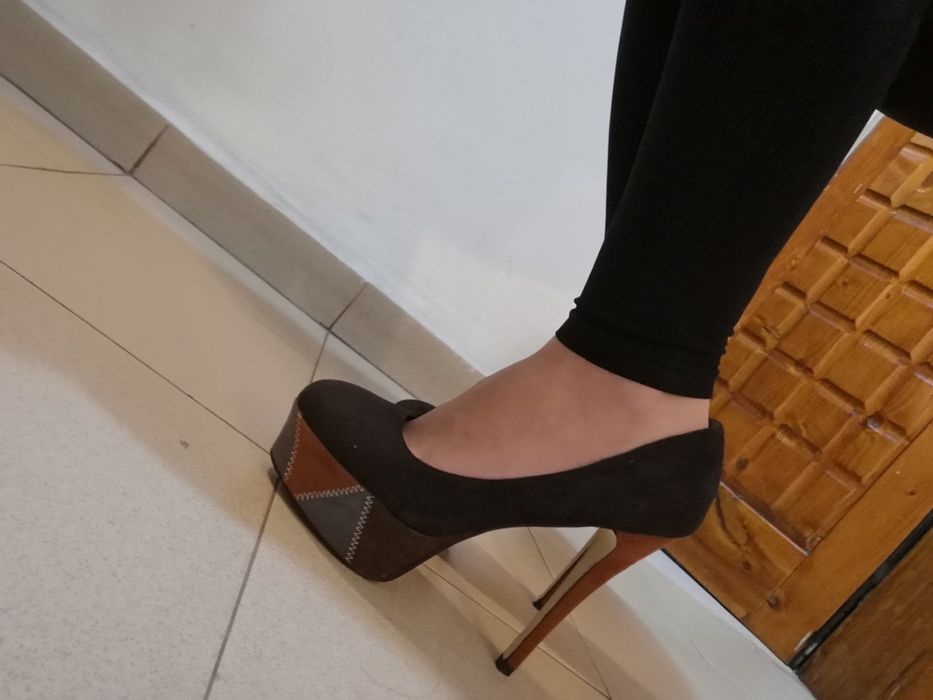 Велурени обувки.