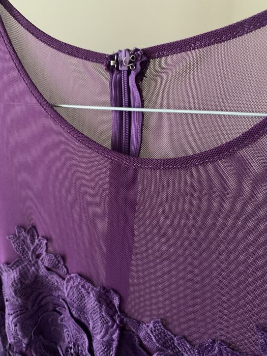 Рокля с нежни апликации