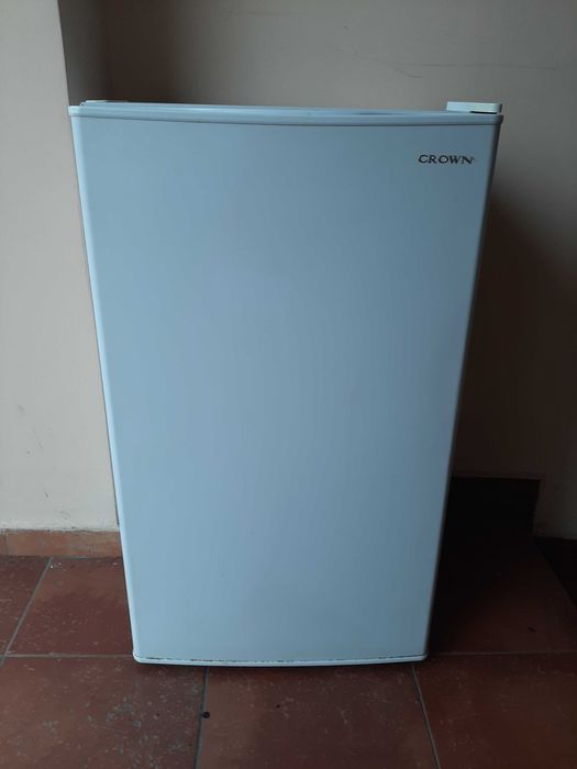 Продавам малък хладилник Crown