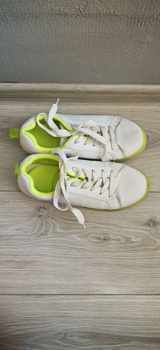 Спортни бели обувки