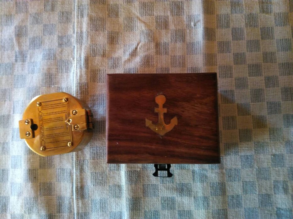 Продавам автентичен старинен уред за ориентиране при мореплаване